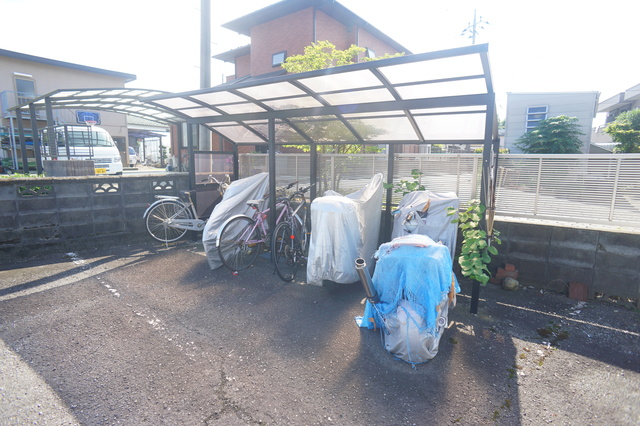 その他共有部分　雨の日でも安心して止められる屋根付の駐輪場です☆