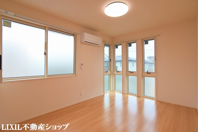 その他　西側６帖の洋室です。