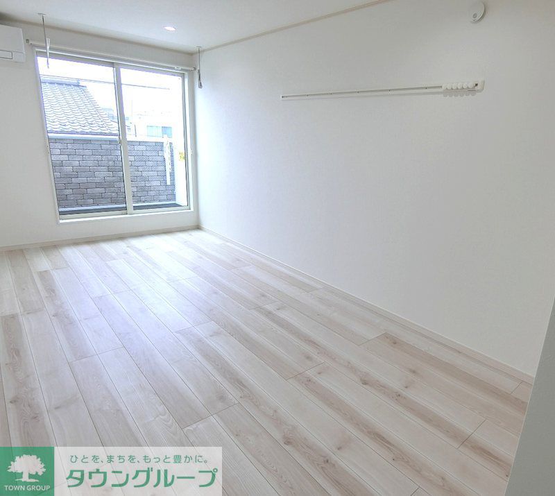 居室・リビング　白が基調の明るい室内！広々！1階はテラス、2.3階はバルコ…