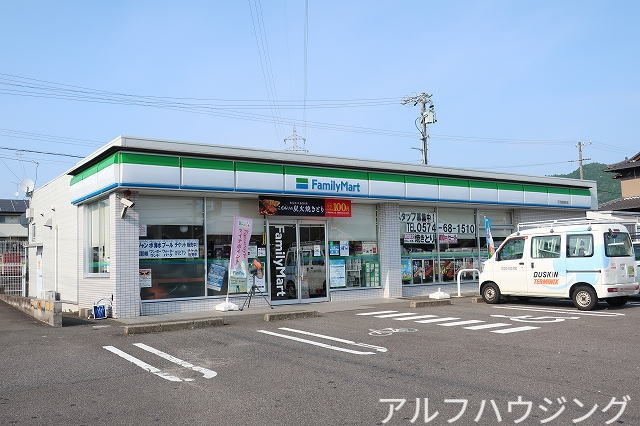 コンビニ　ファミリーマート（コンビニ）まで150m