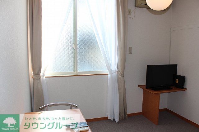居室・リビング　ＴＶ、エアコン、カーテン、テーブル、椅子完備