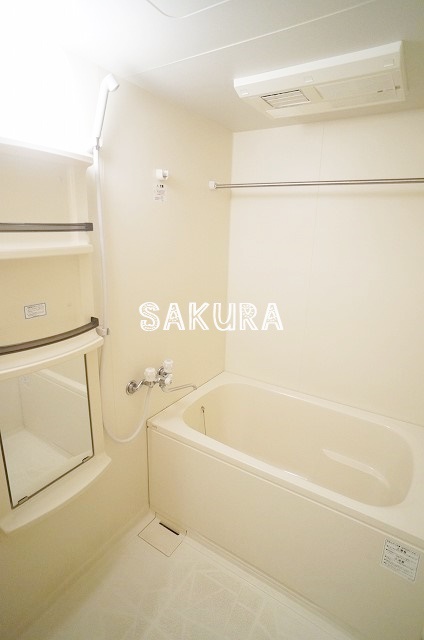 バス・シャワールーム　嬉しい追い焚き・浴室乾燥機付きです♪