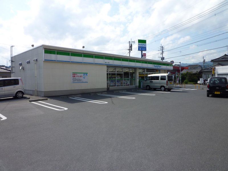 コンビニ　ファミリーマート（コンビニ）まで700m
