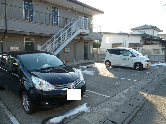 駐車場　画像は201号室です（参考）
