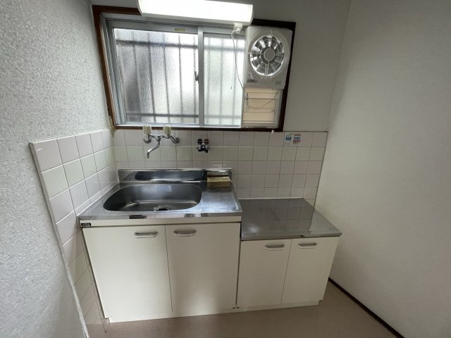 キッチン　イメージとして同建物他部屋を表示しています