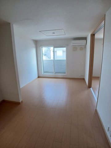 居室・リビング　【グレイス　Ｖｉｌｌａ　II】こちらのリビングで趣味の時間をお