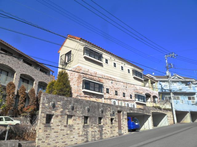 建物外観　坂の途中。１Ｆでも高いです。土台はＲＣ造で安心