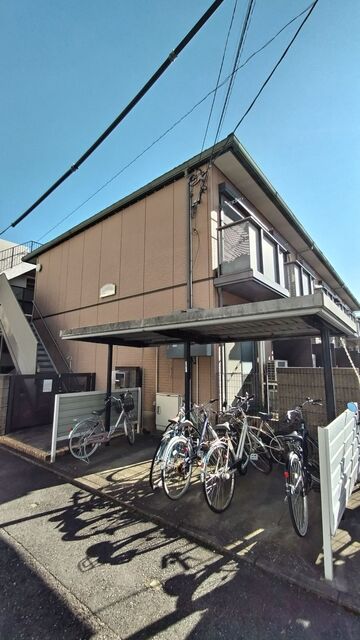 建物外観　目白通りから１本脇道に入った立地です