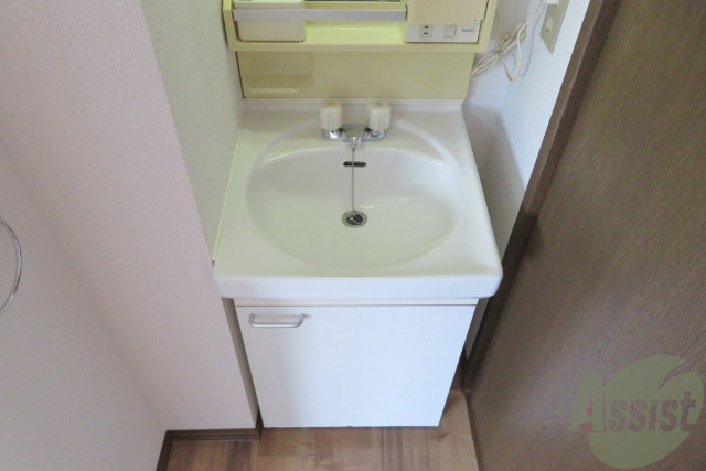 洗面設備　洗面台も独立しております。これは便利ですよ。