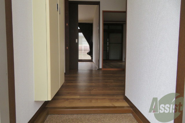 玄関　玄関から見るとキレイな室内が見てとれますね。
