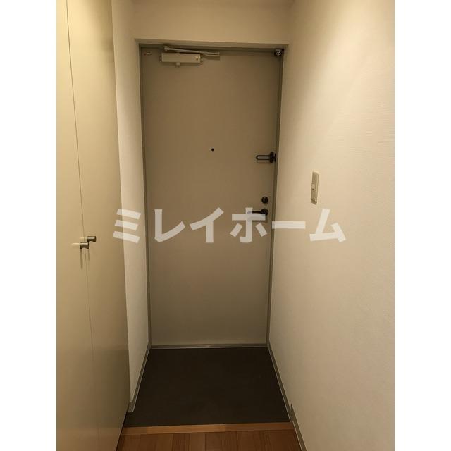 玄関　同建物内、別のお部屋の参考写真になります。