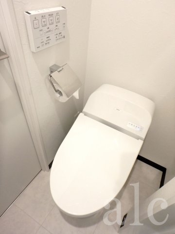 トイレ　タンクレスウォシュレットトイレ