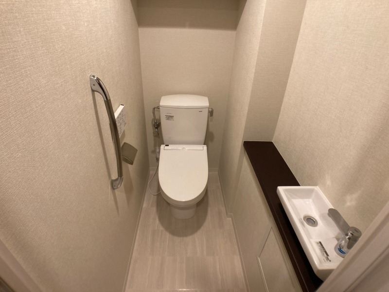 トイレ　ウォシュレット機能がついたトイレ。安心して使用できますね。
