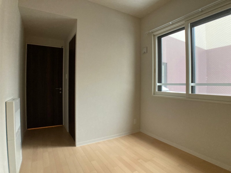 その他部屋・スペース　寝室はこちらです。光が差し込む、温かみのあるお部屋です。