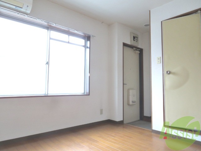 その他部屋・スペース　寝室には窓があるので、朝の目覚めが良さそうです。