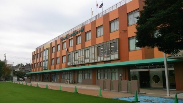 小学校　三鷹市立第三小学校（小学校）まで977m