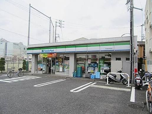 コンビニ　ファミリーマート（コンビニ）まで110m