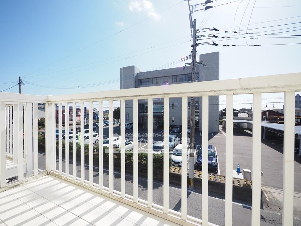 バルコニー　心地よい風が吹き抜けるベランダは気持ちがいいっ♪