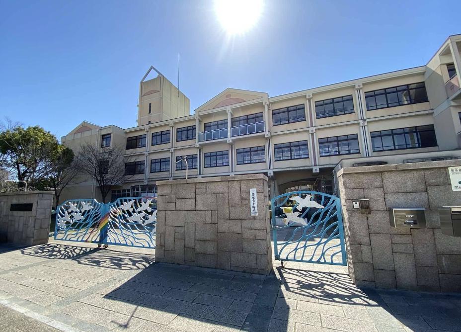 小学校　神戸市立六甲アイランド小学校（小学校）まで676m