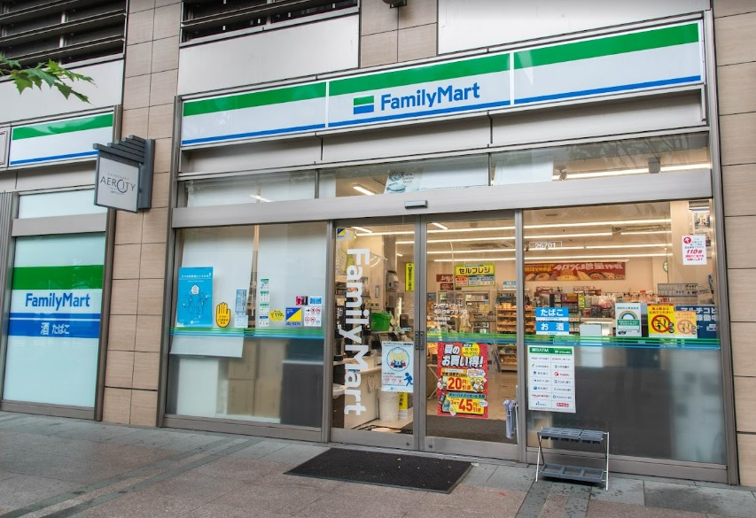 コンビニ　ファミリーマート 港区白金プラザ店（コンビニ）まで558m