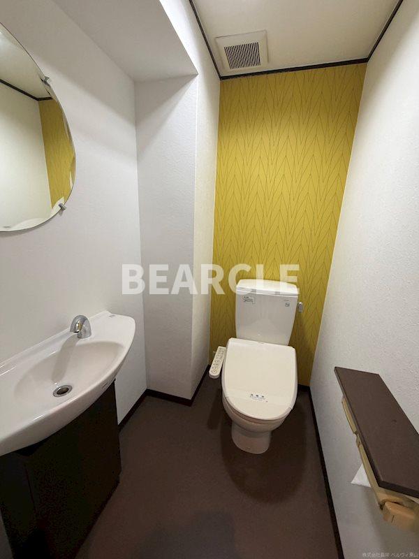 トイレ　落ち着いた色調のトイレです
