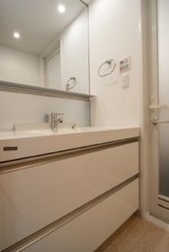 洗面設備　明るい洗面所です