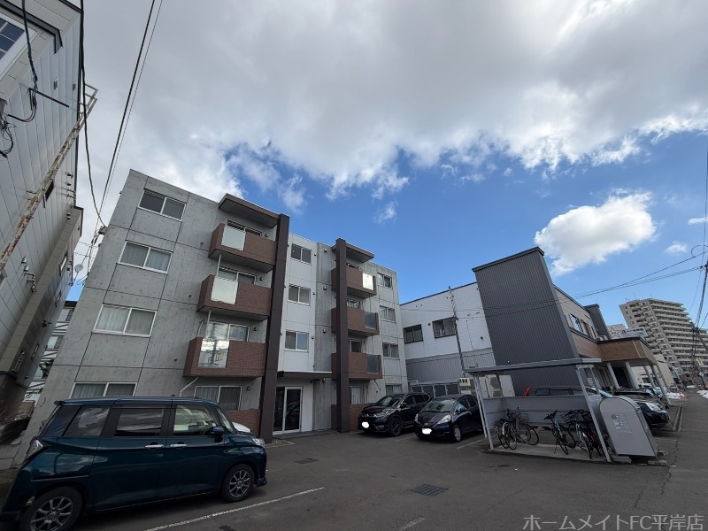 建物外観　目の前ツルハとペンギン（パン屋）で嬉しいです☆