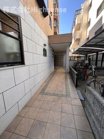 エントランス　落ち着いたエントランスです