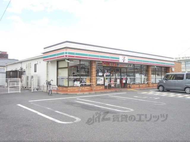 コンビニ　セブンイレブン彦根平田南店（コンビニ）まで700m