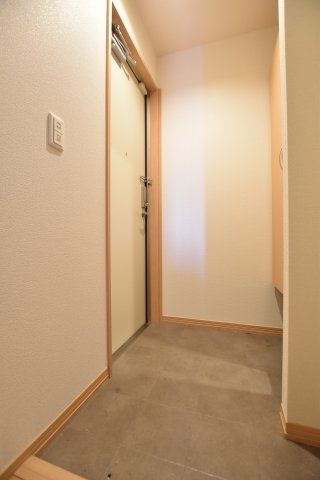 玄関　画像は別号室。ご参考にどうぞ