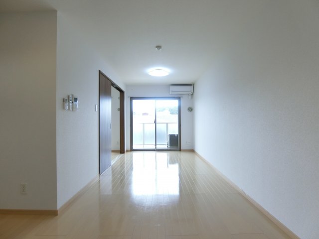 居室・リビング　303号室の写真