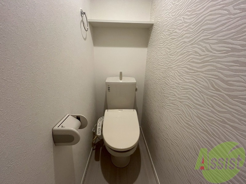 トイレ　棚が付いているので、トイレットペーパーのストックも可能です。