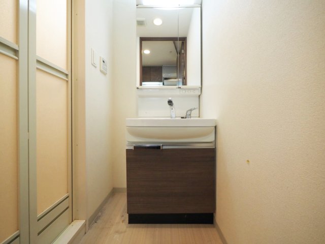 洗面設備　独立洗面化粧台が付いています