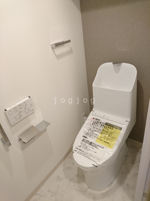 トイレ　嬉しい温水洗浄便座付きのトイレです。
