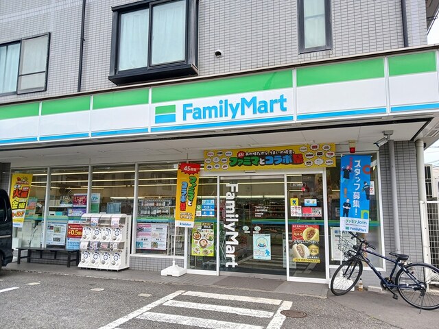 コンビニ　ファミリーマート（コンビニ）まで739m