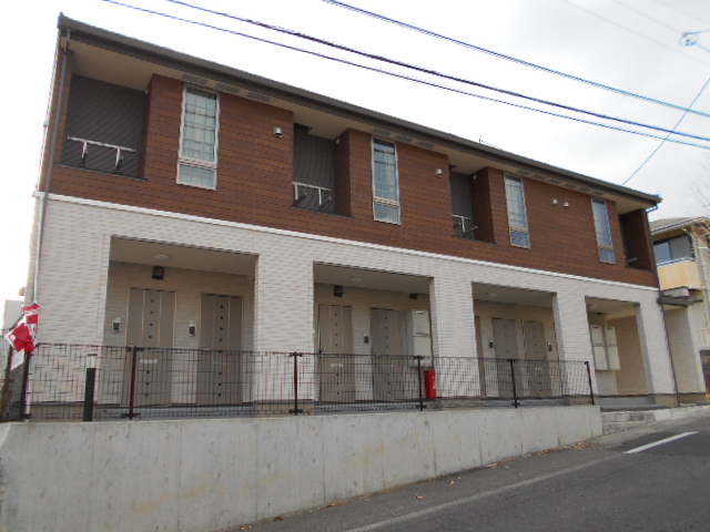 建物外観　建物玄関側（北面）を北東方向より撮影