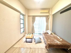 居室・リビング　一面がアクセントクロスでおしゃれなお部屋。