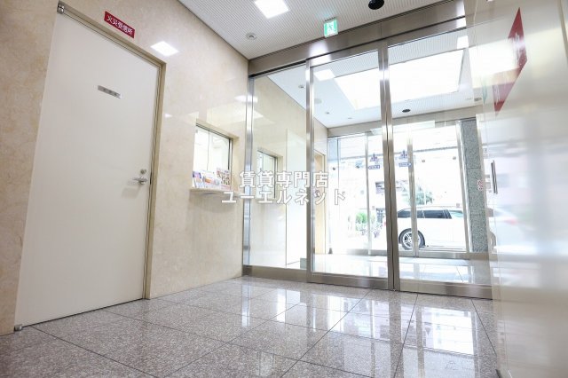 エントランス　管理人さん常駐で安心です