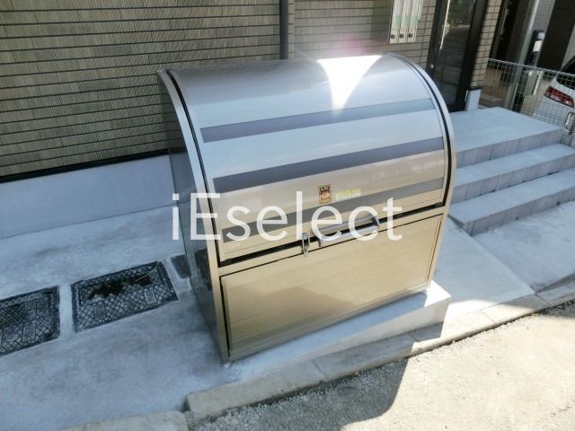 駐車場　敷地内のごみ置き場。