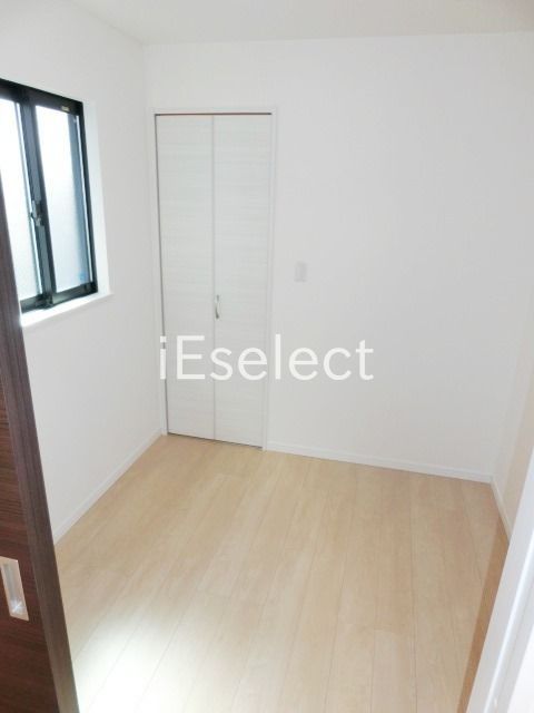その他設備　リビング横にある洋室です。