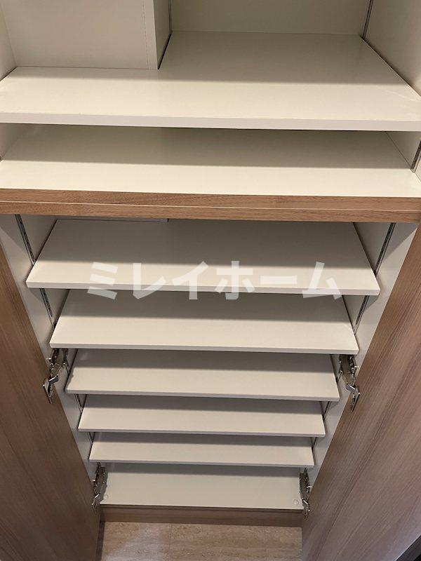 玄関　同建物内、別のお部屋の参考写真になります。