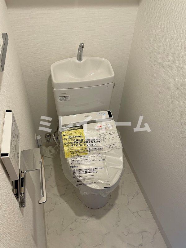 トイレ　同建物内、別のお部屋の参考写真になります。