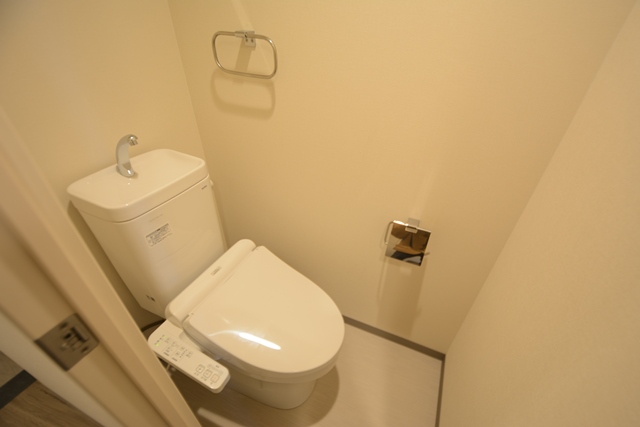 トイレ　温水洗浄便座付きのトイレです♪