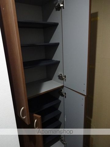 京阪交野線 枚方市駅 バス乗車時間：12分 最寄りバス停で下車 徒歩1分 5階建 築10年の玄関写真