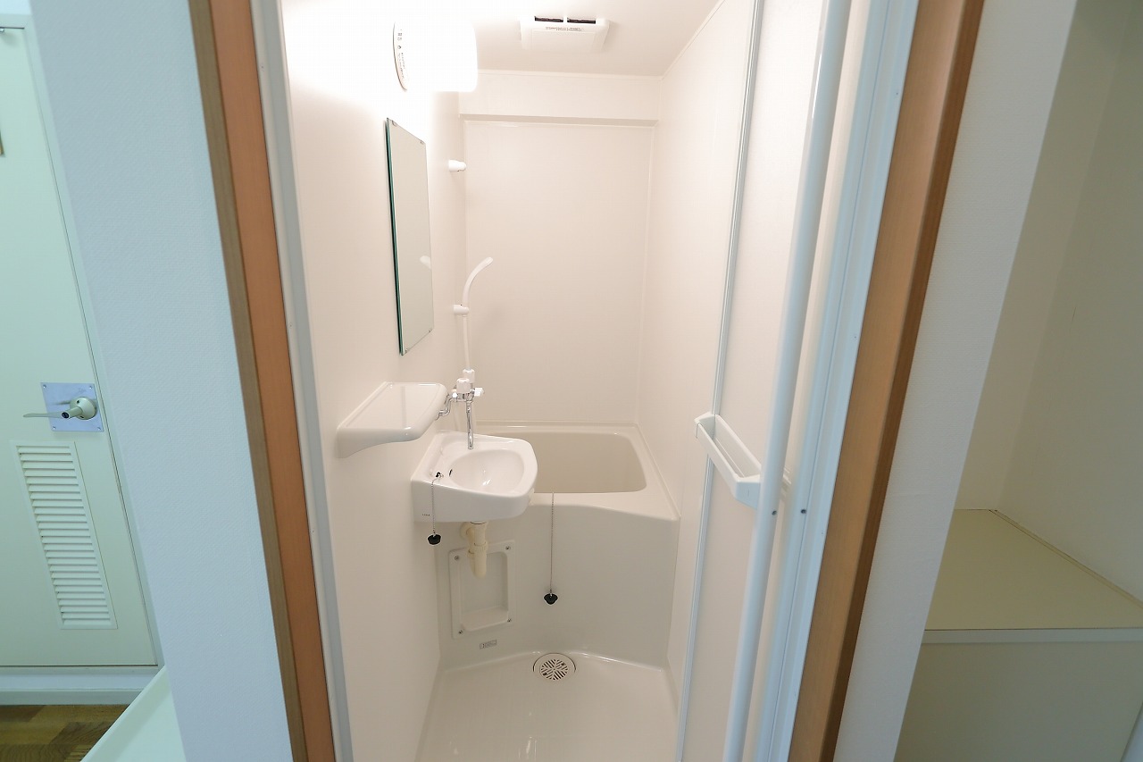 バス・シャワールーム　浴室新品に交換済み　少し狭いですが風呂トイレセパレートタイプ