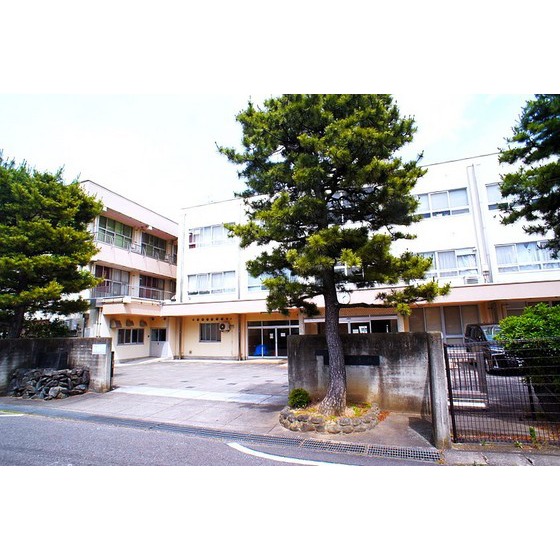 【郡山市亀田のマンションの小学校】