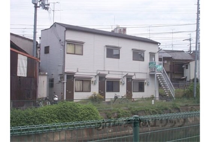 京都市伏見区深草相深町のアパートの建物外観