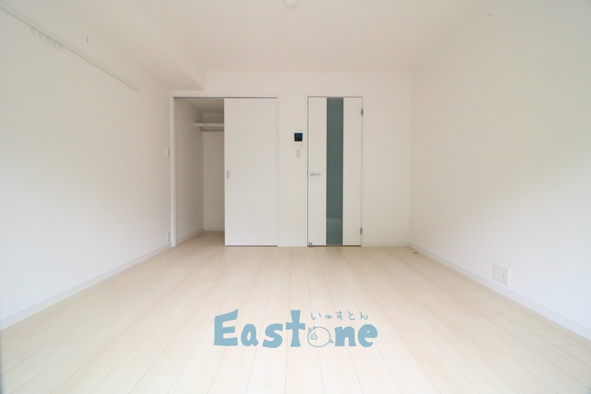 居室・リビング　白を基調としたお部屋で家具が映えます