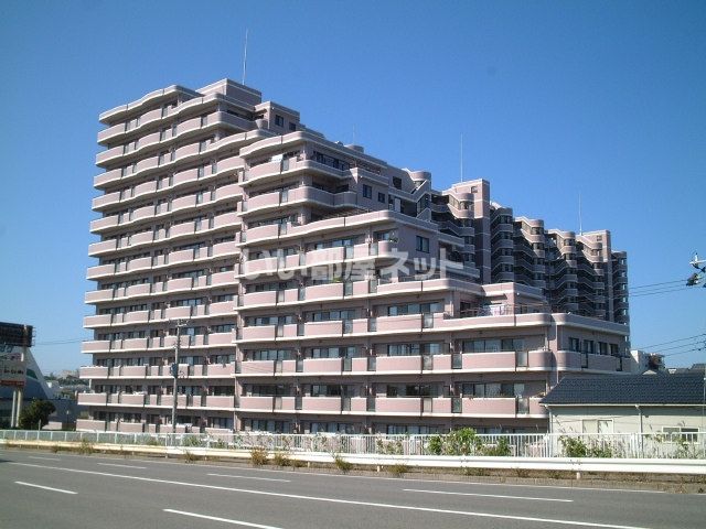 新潟市西区青山のマンションの建物外観