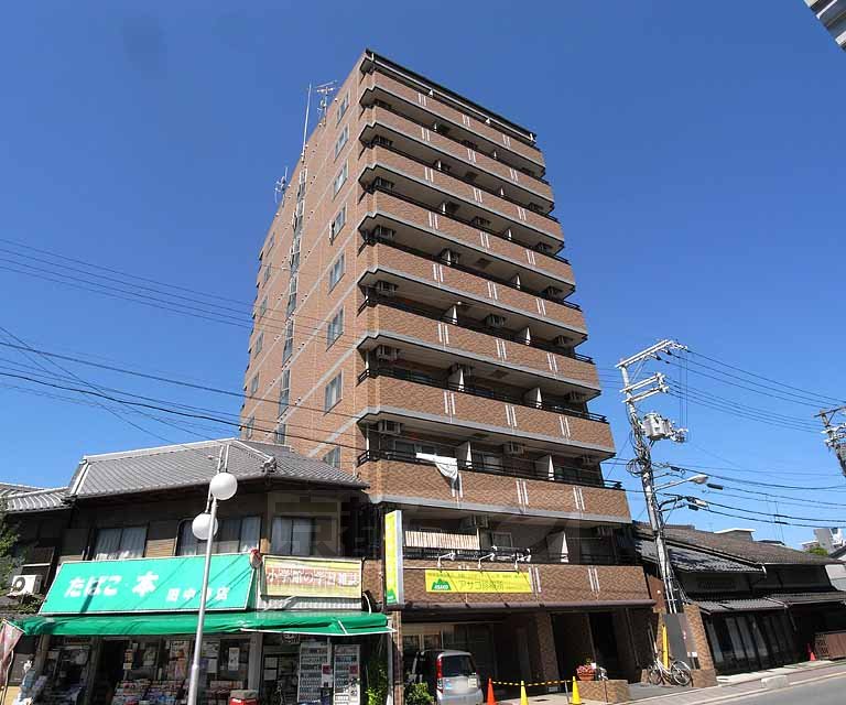 京都市南区東九条烏丸町のマンションの建物外観